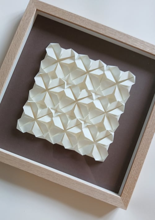 30x30cm foldet papirværk, støvet brun, indrammet 