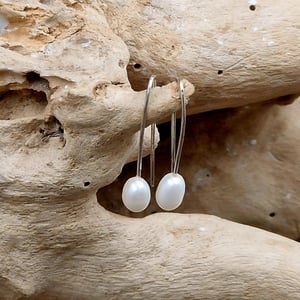 Hvide perle ørekroge.   – produktbillede