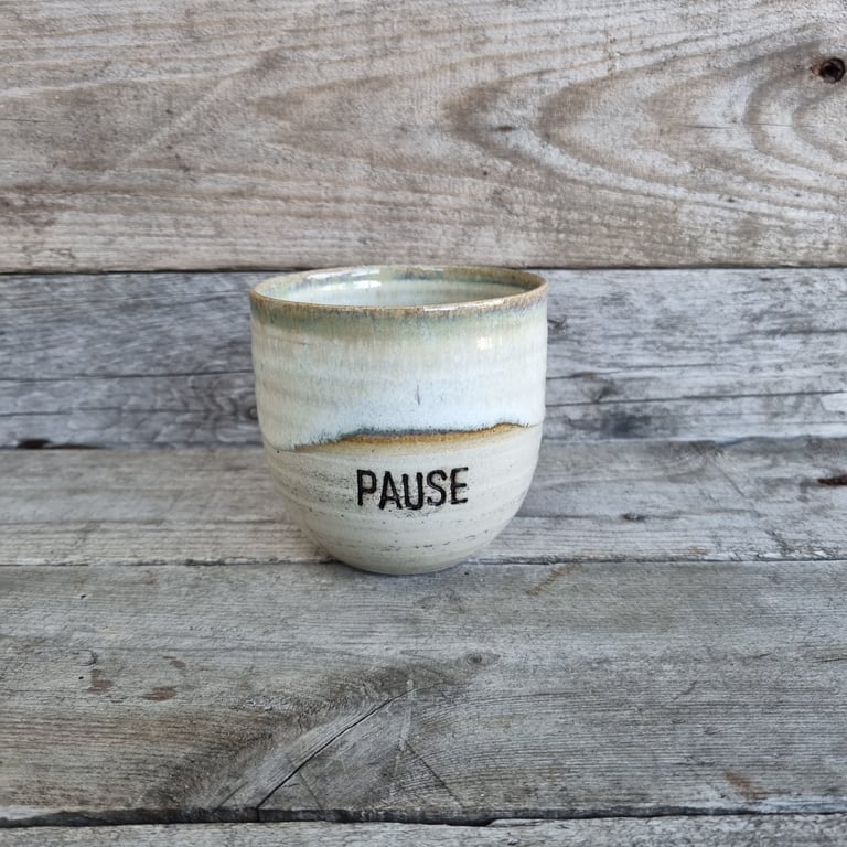 Pause kop, hvid og gul glasur