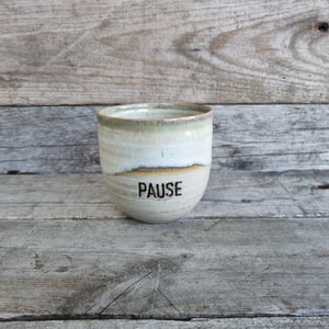 Pause kop, hvid og gul glasur – produktbillede