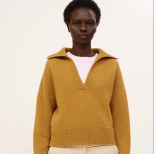 Opskrift: Sweater med krave og stolpelukning  – produktbillede