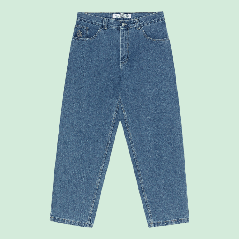 Blå denim bukser med lige ben og høj talje, lagt fladt på lys grøn baggrund.