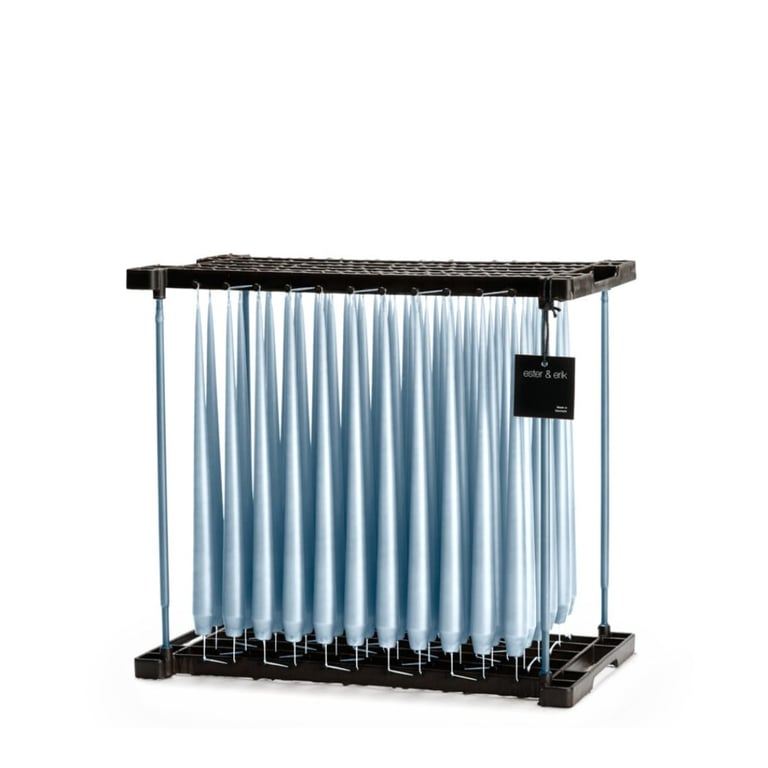 Et sort metalstativ med mange lyseblå, koniske stearinlys hængende i små kroge.