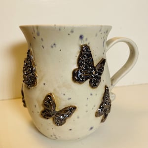 Keramik krus med sommerfugle – produktbillede