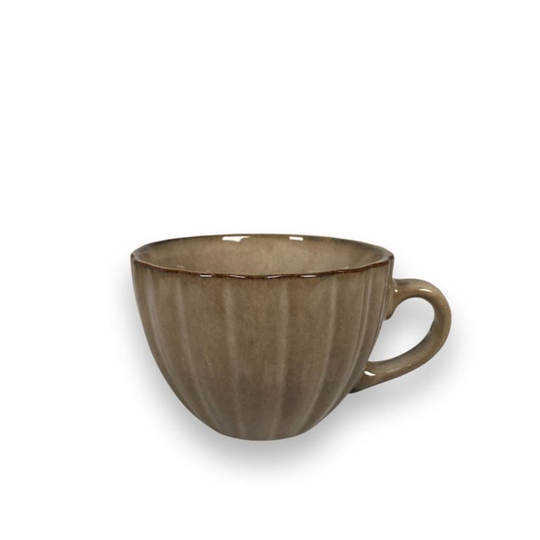 Brun keramisk kop med riller og hank på hvid baggrund.