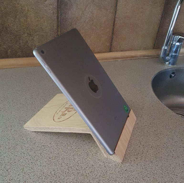 Tablet stander i krydsfinér. F.eks. til når du læser opskrifter i køkkenet  billede 2