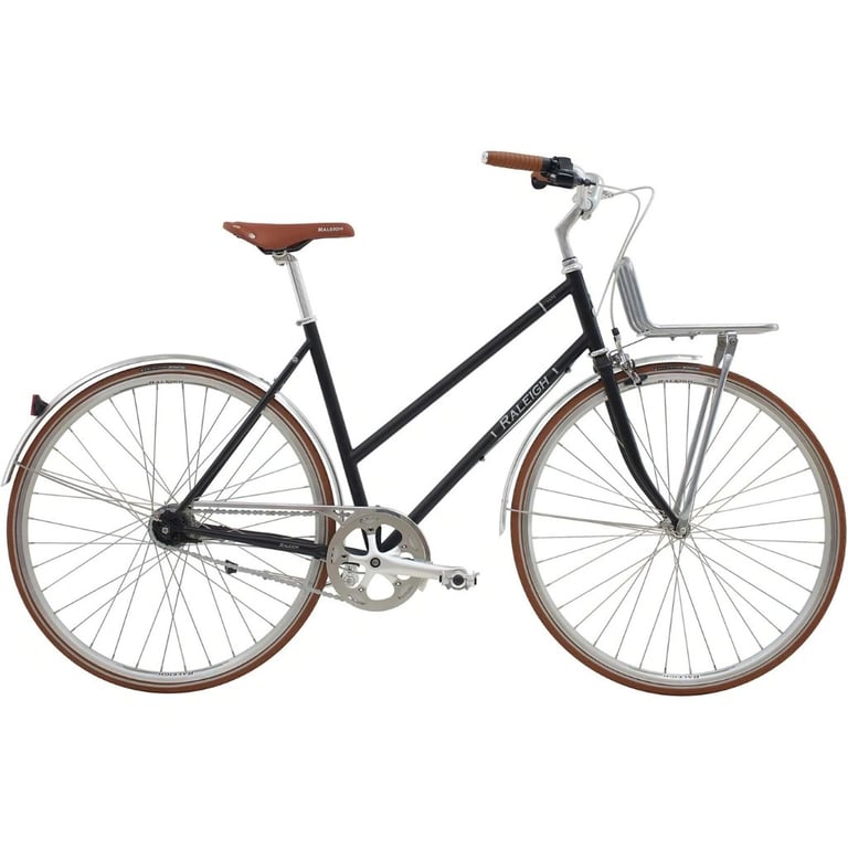 Sort damescykel med brun sadel og håndtag, sølvstel med frontkurv, brune dæk og klassisk design.