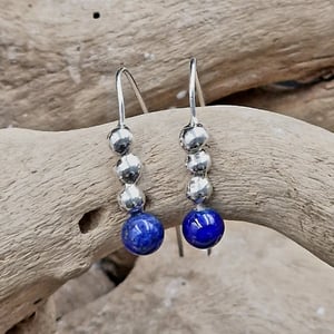 Unika lapis lazuli ørekroge – produktbillede