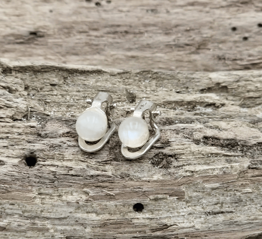 Hvide månestens øreclips.