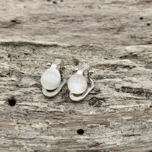 Hvide månestens øreclips. – produktbillede