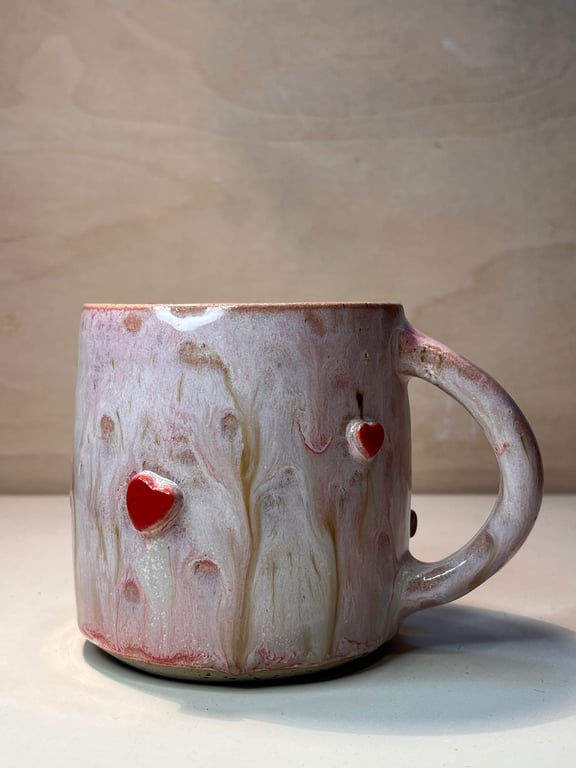 Kop med hjerter. 410 ml. H: 9 cm