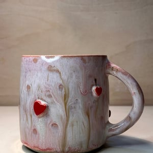 Kop med hjerter. 410 ml. H: 9 cm – produktbillede