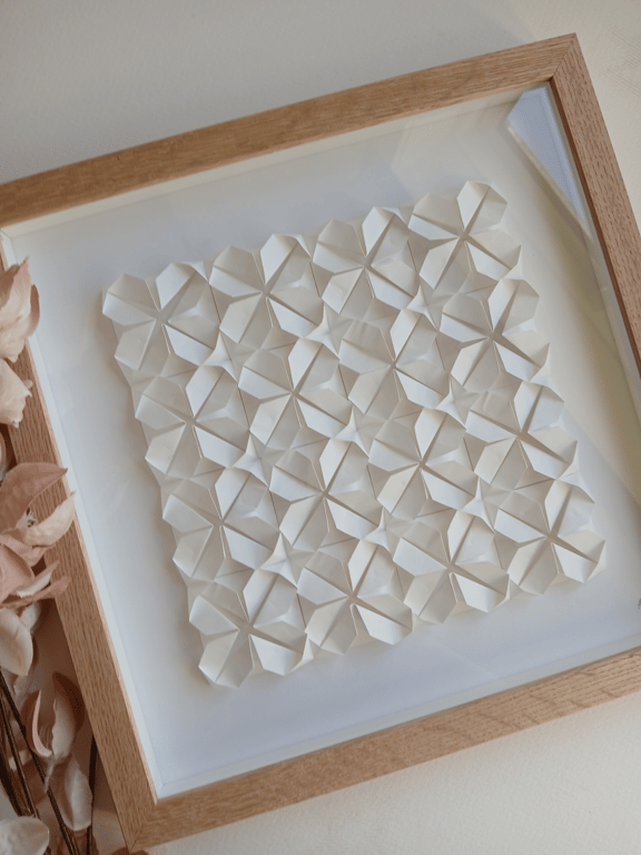 30x30cm Foldet papirværk. Hvid, indrammet  billede 2