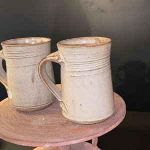 Hånddrejet krus brændt med træ – produktbillede