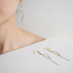 Øreringe med forgyldt kæde – produktbillede