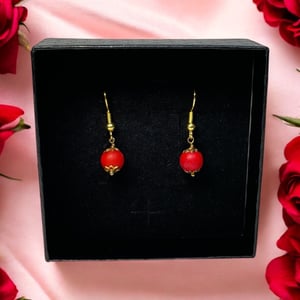 Røde øreringe  – produktbillede