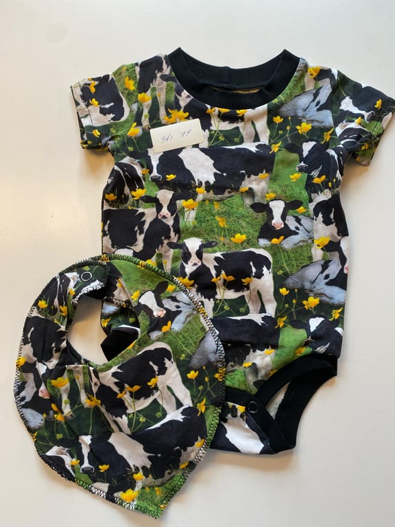 Body med korte ærmer og hagesmæk. Størrelse 74