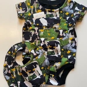 Body med korte ærmer og hagesmæk. Størrelse 74 – produktbillede