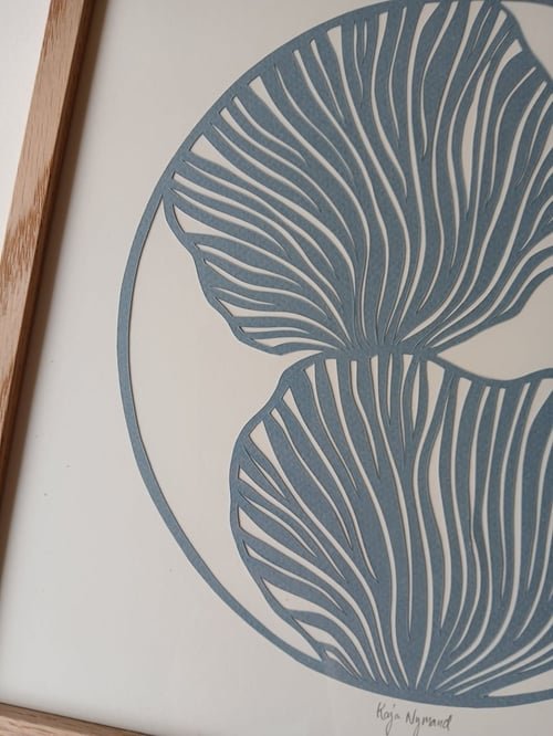 30x30cm papercut, dueblå, indrammet 