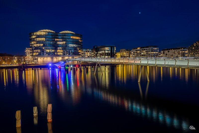 En smuk aften ved Bryggebroen i København under lysfestivalen 