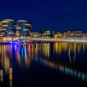 En smuk aften ved Bryggebroen i København under lysfestivalen  – produktbillede