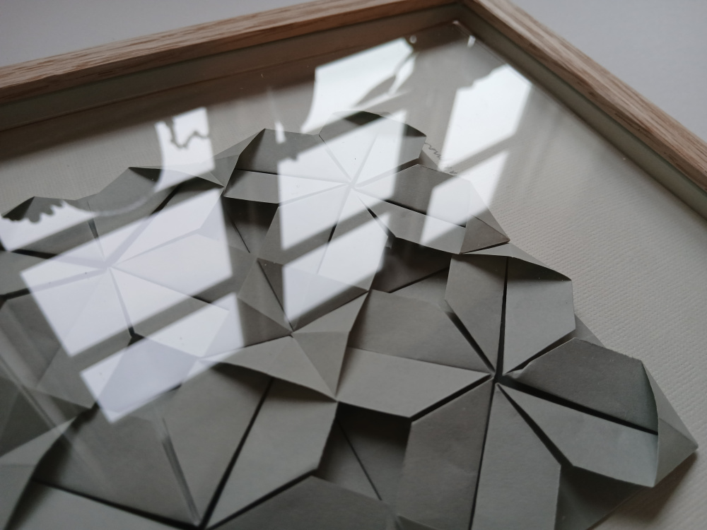 A4 foldet papirværk, perlegrå, indrammet  billede 3