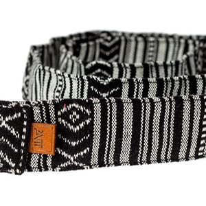 Bælte i skønt farvedesign med dobbelt-ring spænde – produktbillede