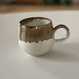 Buttet kop, cremehvid/mørkebrun  – produktbillede