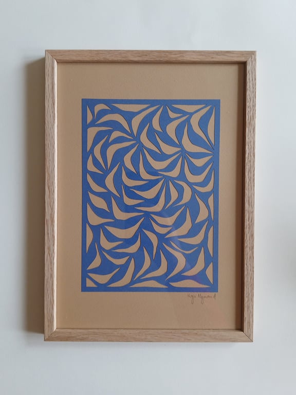 Indrammet abstrakt kunstværk med blå bladformede mønstre på beige baggrund.