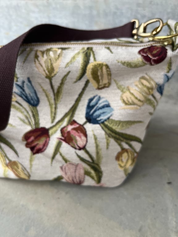 Crossbody gobelin med tulipaner.