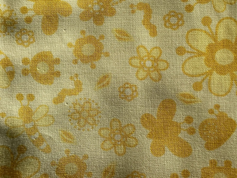Gul med blomster 50 x 110 cm