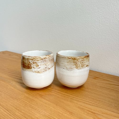 Små kopper i hvid og brun glasur – flat white størrelse (4)