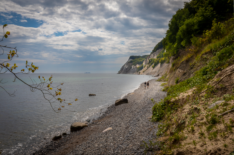 Et kig hen af stranden under Møns klint en smuk sommerdag 