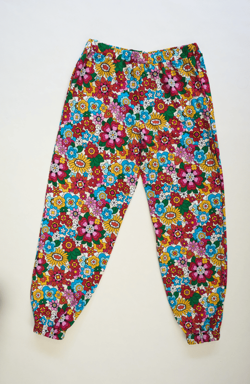 Hyggebukser i regnbue blomsterprint