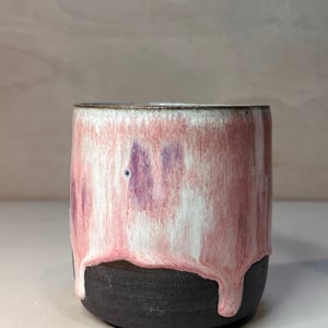 Kop med løbe hjerter. 320 ml. H: 8,5 cm – produktbillede