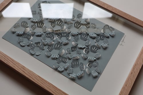 A3 - 3D papercut, dueblå, indrammet 