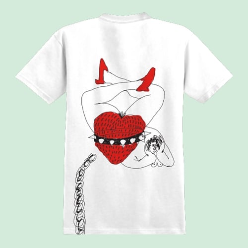Hvid T-shirt med illustration på ryggen af en kvindefigur med røde højhælede sko og et stort rødt hjerte, der ligner en mund med spidse tænder, samt en kæde ved siden af. (1)