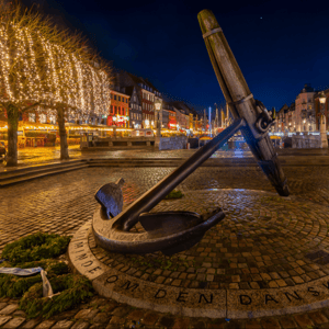 Det ikoniske anker i Nyhavn under lysfestivalen i København – produktbillede