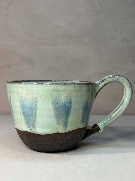 Kop med løbe hjerter. 340 ml. H: 7,5 cm