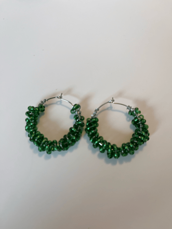 Grønne glasperler snoet om creolen billede 2