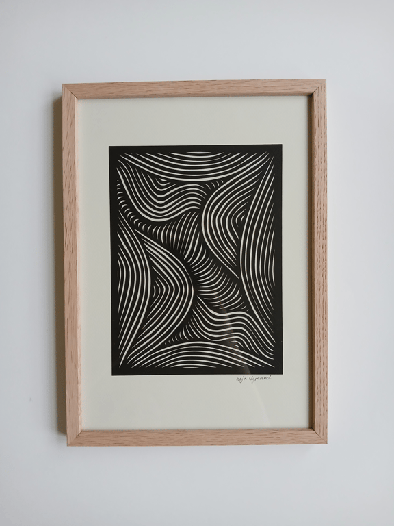 A4 papercut, sort, knækket hvid, indrammet 