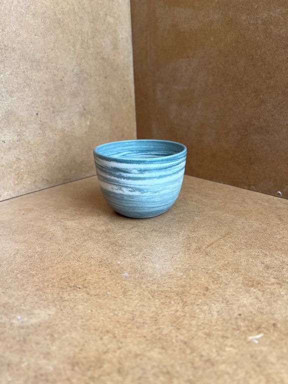 Swirly kop i indfarvet ler