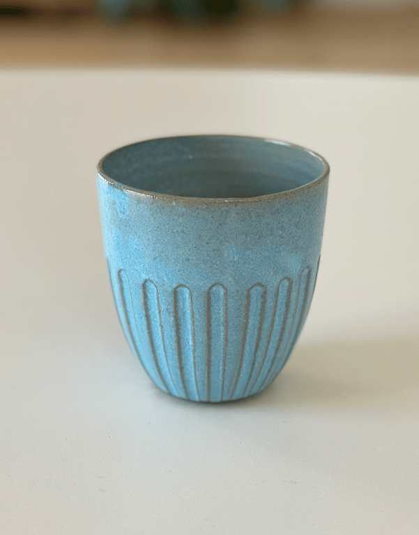 Krus m. riller, mørkt ler, vinterlyseblå