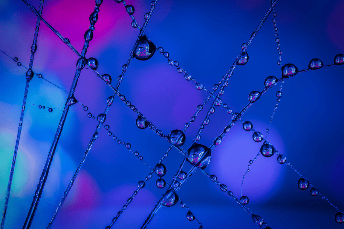 Vanddråber i makro kunst i blå nuancer