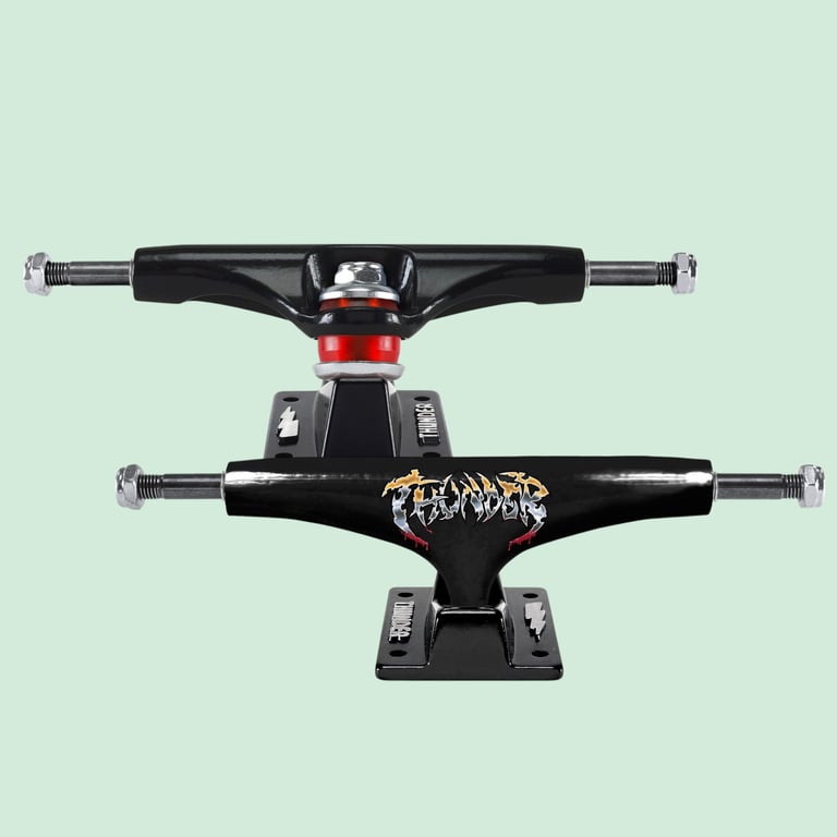To sorte skateboard trucks med rød og sølv detalje, foran med "Thunder" logo.