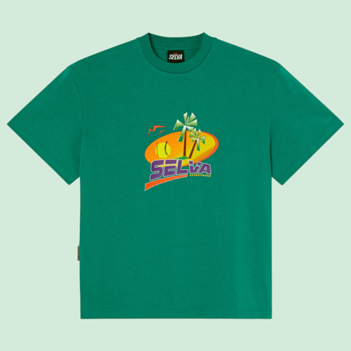 Grøn T-shirt med rund hals og farverigt tryk af palmer, sol og teksten "SELVA" i midten. (1)
