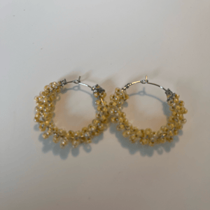 Lysegul glasperle snoet om creoler – produktbillede