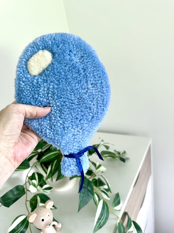 Tuftet farverig ballon (lille) - Håndlavet vægkunst i 100% uld. billede 2