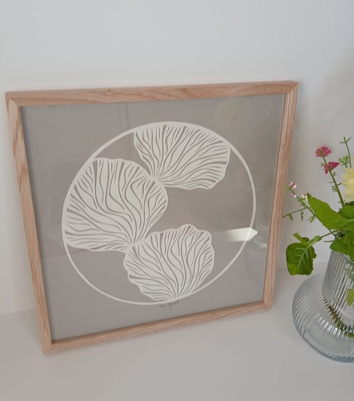 30x30cm papercut, beigegrå, indrammet 