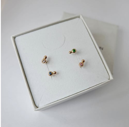 Comma stud in 14 k gold with light blue sapphire (3)